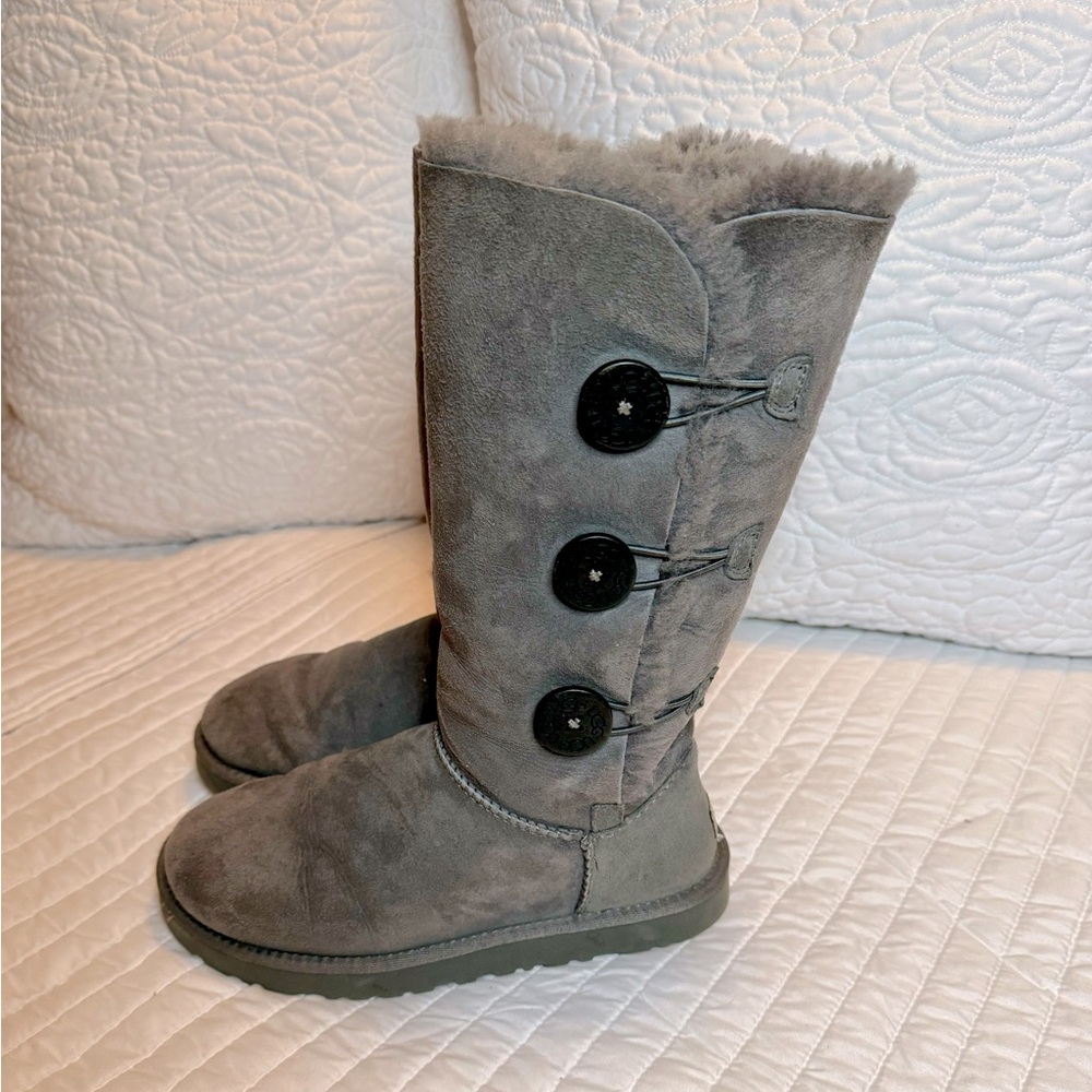 Gray UGG boot’s
